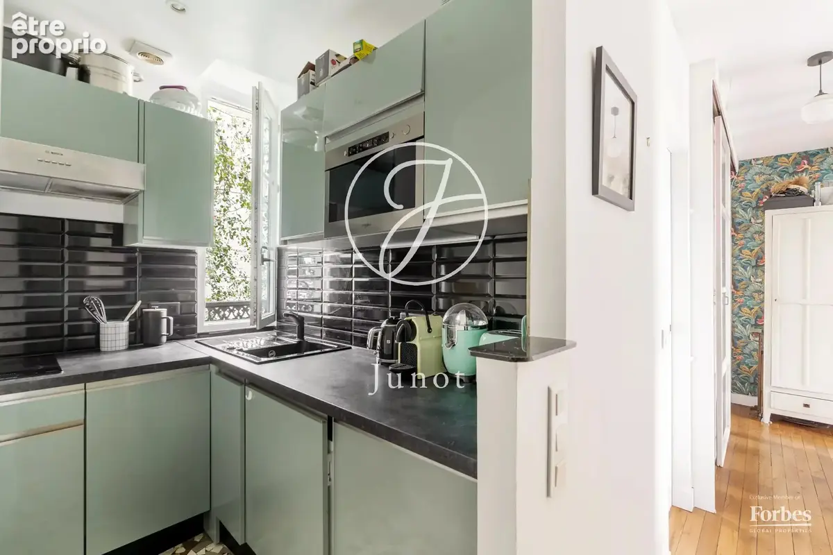 Paris 18e - HAUT MONTMARTRE / RUE BERTHE - Appartement - 2 pièces - 28,15m² Carrez - 1 chambre sur cour arborée - photo 5