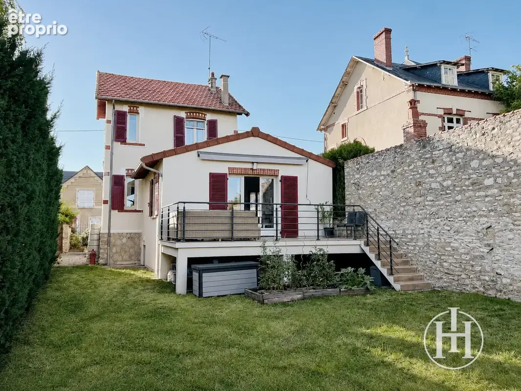 Maison rénovée avec jardin dans un quartier prisé de Saint-Amand-Montrond - photo 2
