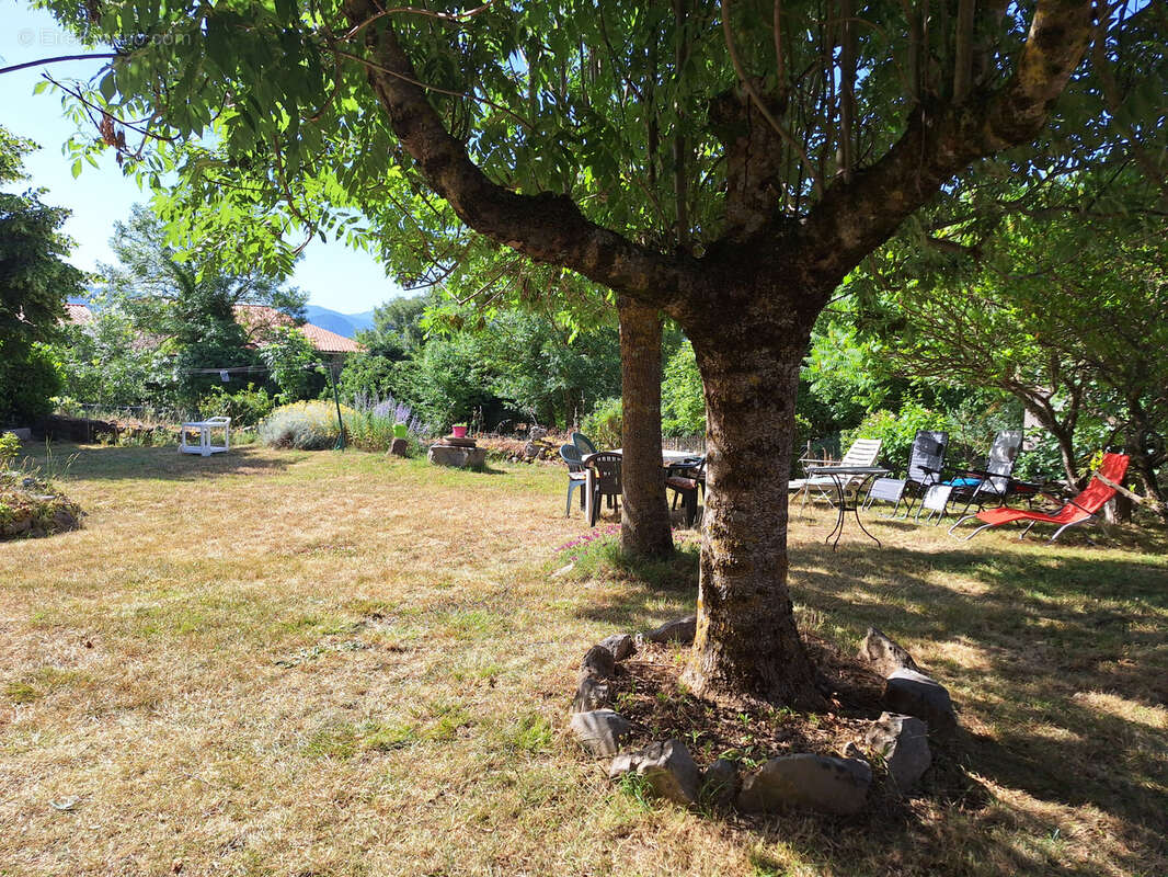 Grande maison de village en pierre avec jardin et dépendances - photo 7