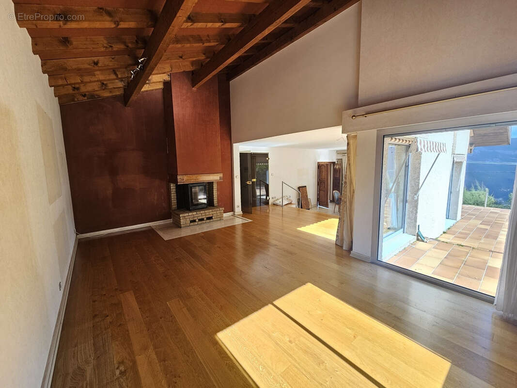 Maison à AVIGNON-LES-SAINT-CLAUDE