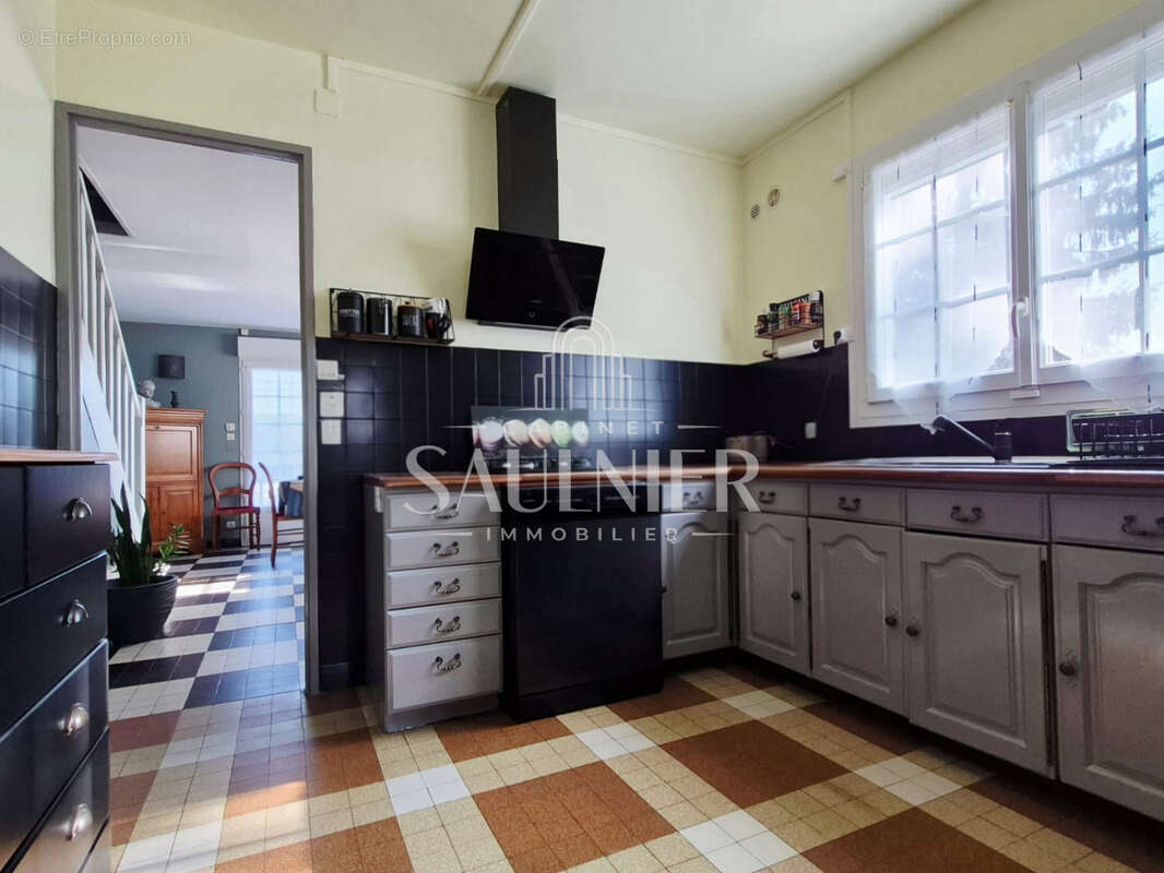Exclusivité - Maison familiale de 126m2 avec dépendances proche du centre ville Saint-Georges-sur-Cher. - photo 6