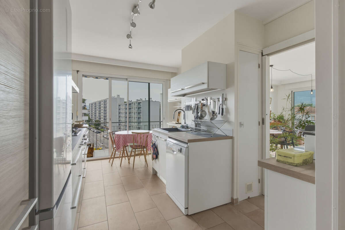 Foch / Ferrié : spacieux T5 de 154m2 en étage elevé avec 3 grands balcons et vues dégagées - photo 4