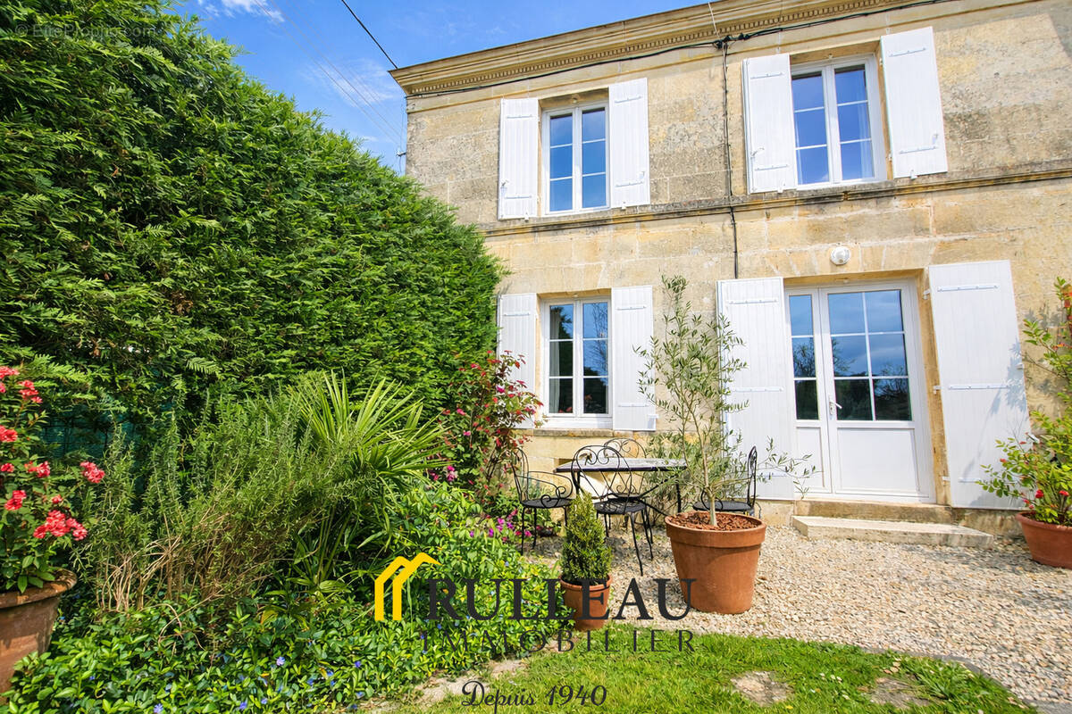 Maison à SAINT-CHRISTOLY-DE-BLAYE