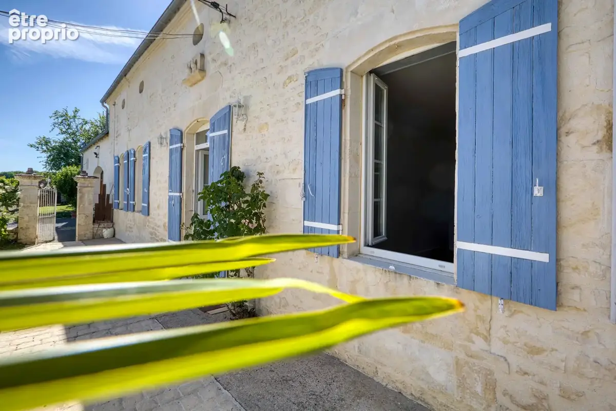 Maison charentaise en pierre de 4 chambres avec une maison d’hôtes de 3 chambres, située entre Jonzac et Pons. - photo 4