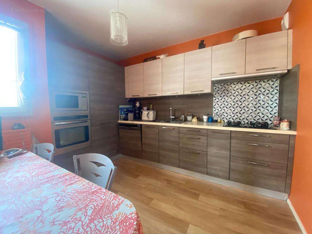 Bel appartement cossu, en dernier étage avec 20m² de terrasse, vue dégagée, 2 ch , celliers et cave - photo 3