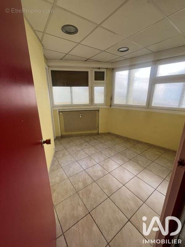 Commerce 73 m² à Saint-Claude  - photo 4
