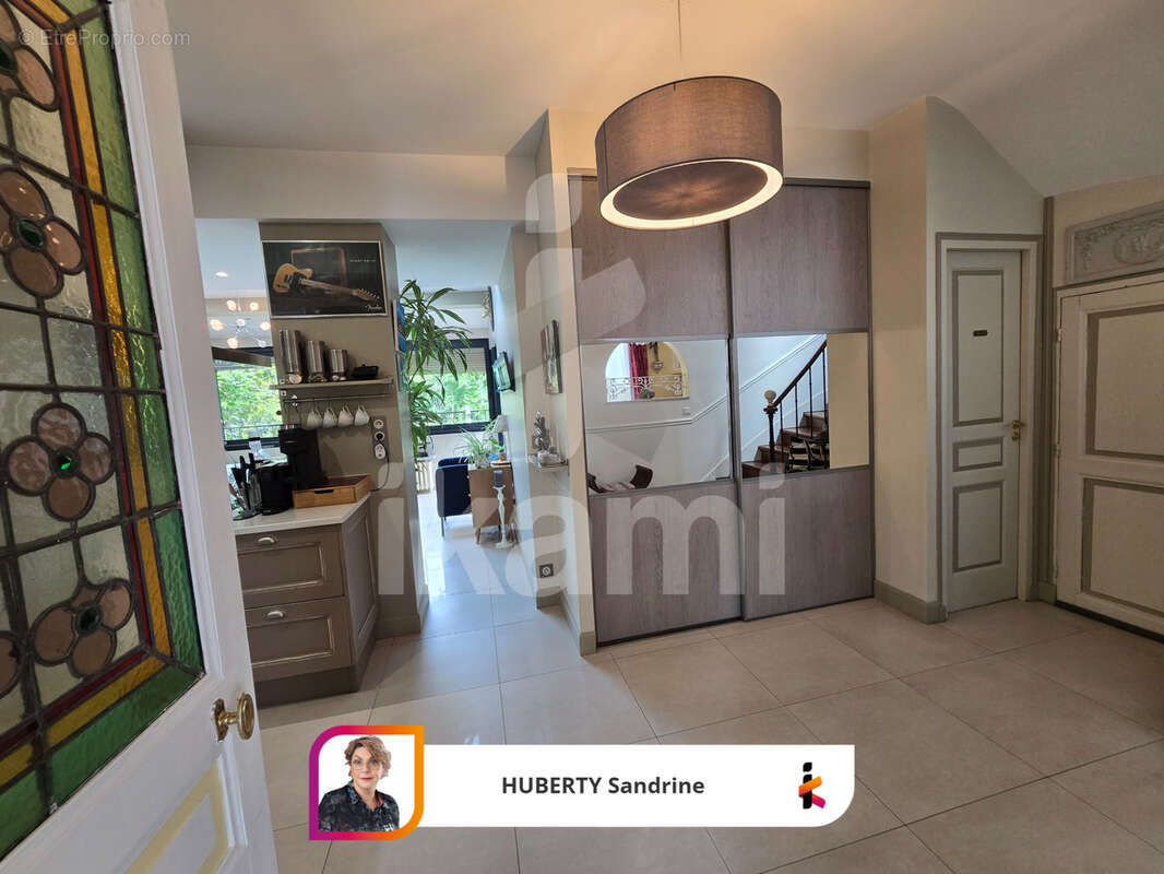 Livry Gargan, secteur Jacob grande maison de 220 m2 idéal artisan ou profession libérale - photo 4