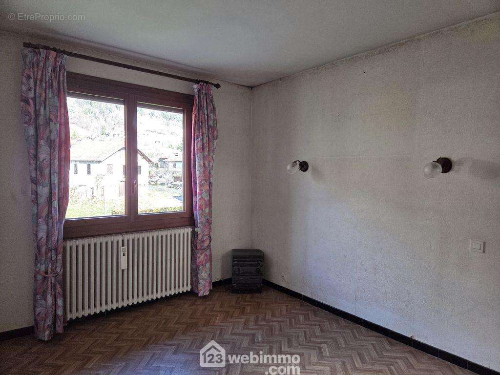 Une chambre, une salle de bain et un WC séparé complètent ce niveau, - Maison à MERCURY