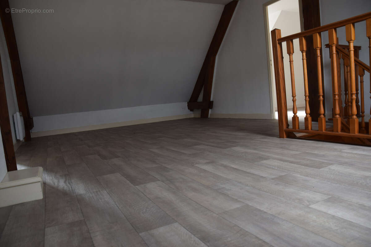 Maison à SAINT-REMY-EN-ROLLAT