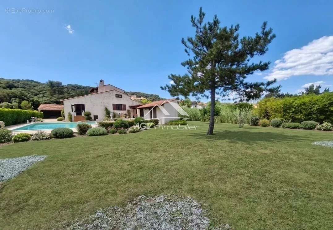 A Rousson, maison d'environ 161 m² avec piscine - photo 2