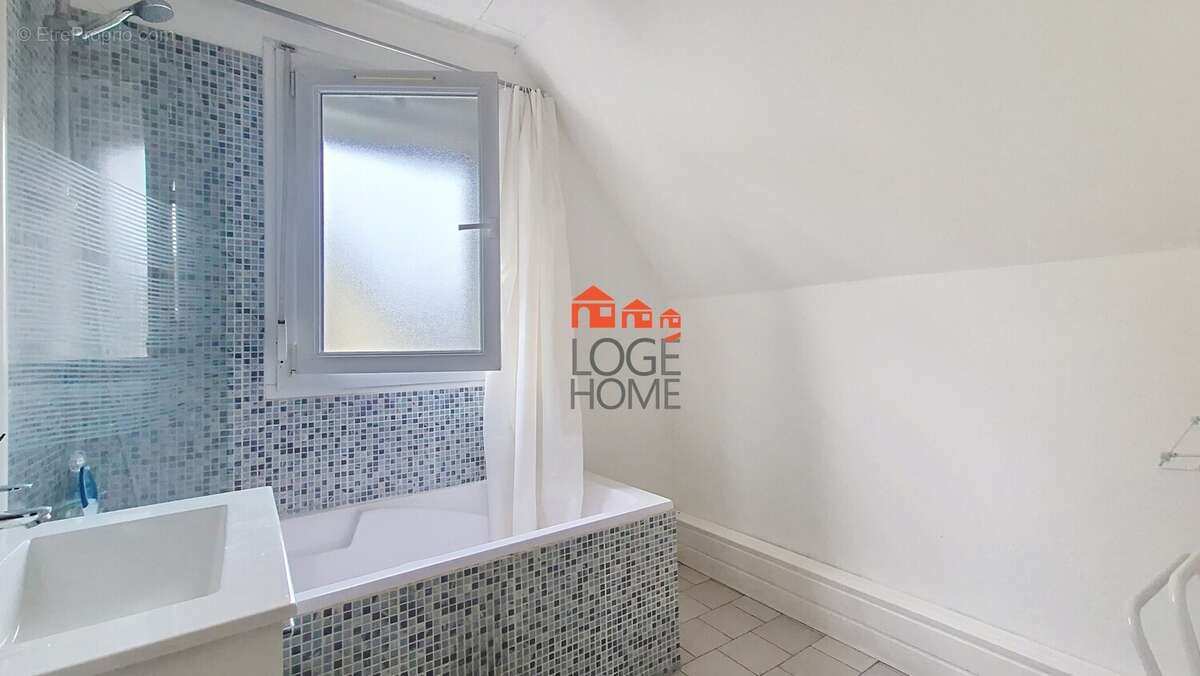 Salle de bain étage - Maison à BILLY-MONTIGNY