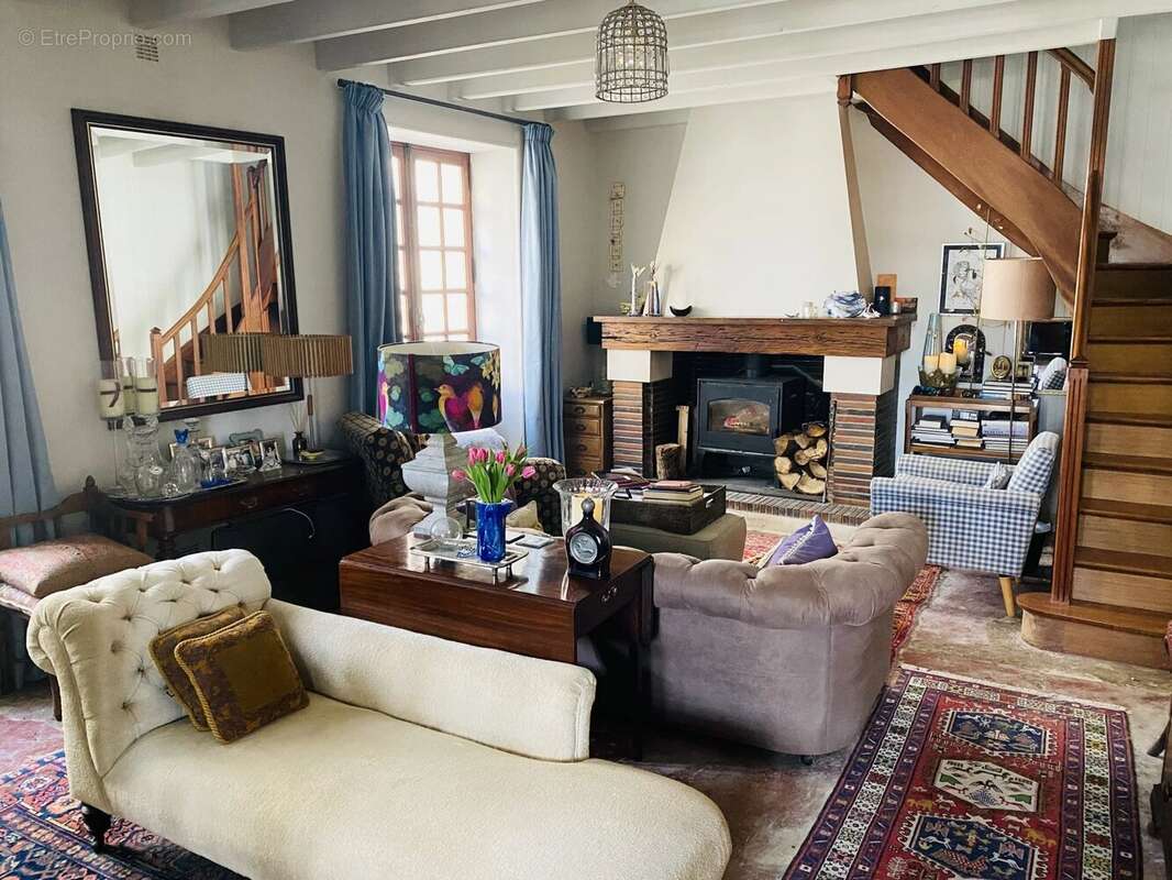 Maison à VILLEBOIS-LAVALETTE