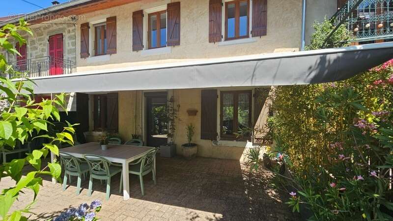 Authenticité et espace : grande maison mitoyenne en pierre avec 5 chambres à vendre à CHINDRIEUX avec garage et terrain proche d - photo 8