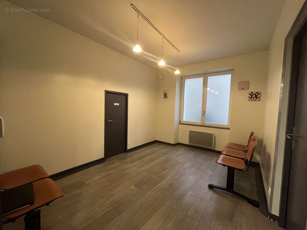Immeuble de rapport avec un local commercial et deux appartements à St Jean d'Angely. - photo 4