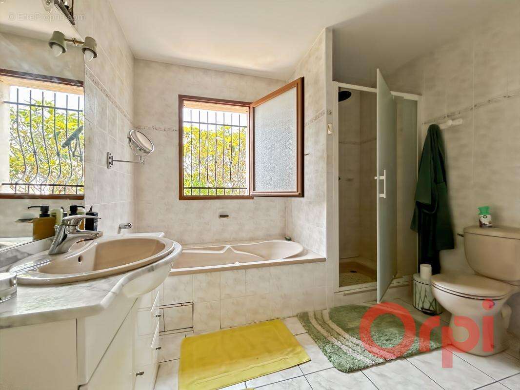 À Vendre : Villa familiale de plain-pied avec piscine, garage et grand jardin à Sauvian - photo 11