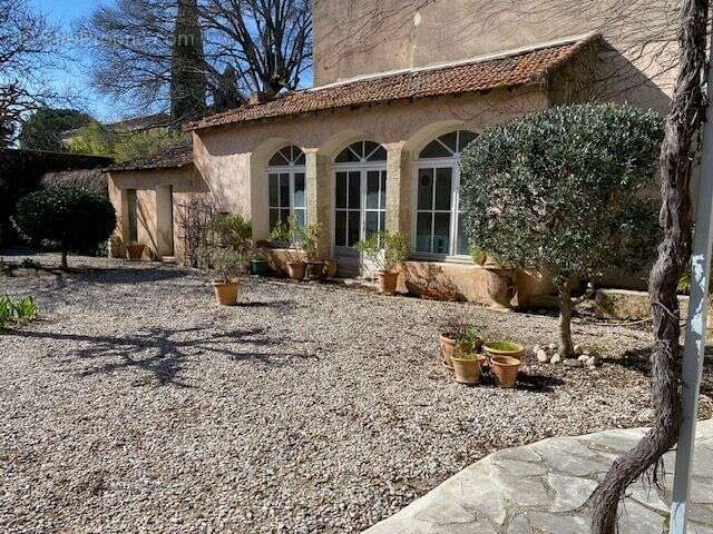 Ancienne propriete viticole avec dependances + parc de 4941m2 - piscine 6x12 - photo 2