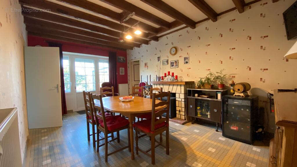 Maison à SAINT-CYRAN-DU-JAMBOT