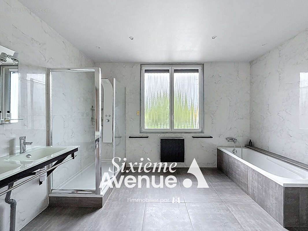 Maison à DECINES-CHARPIEU