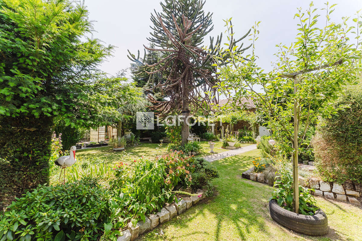 Semi plain pied 223.5 m2, 6ch, jardin, garage, dépendances - photo 3