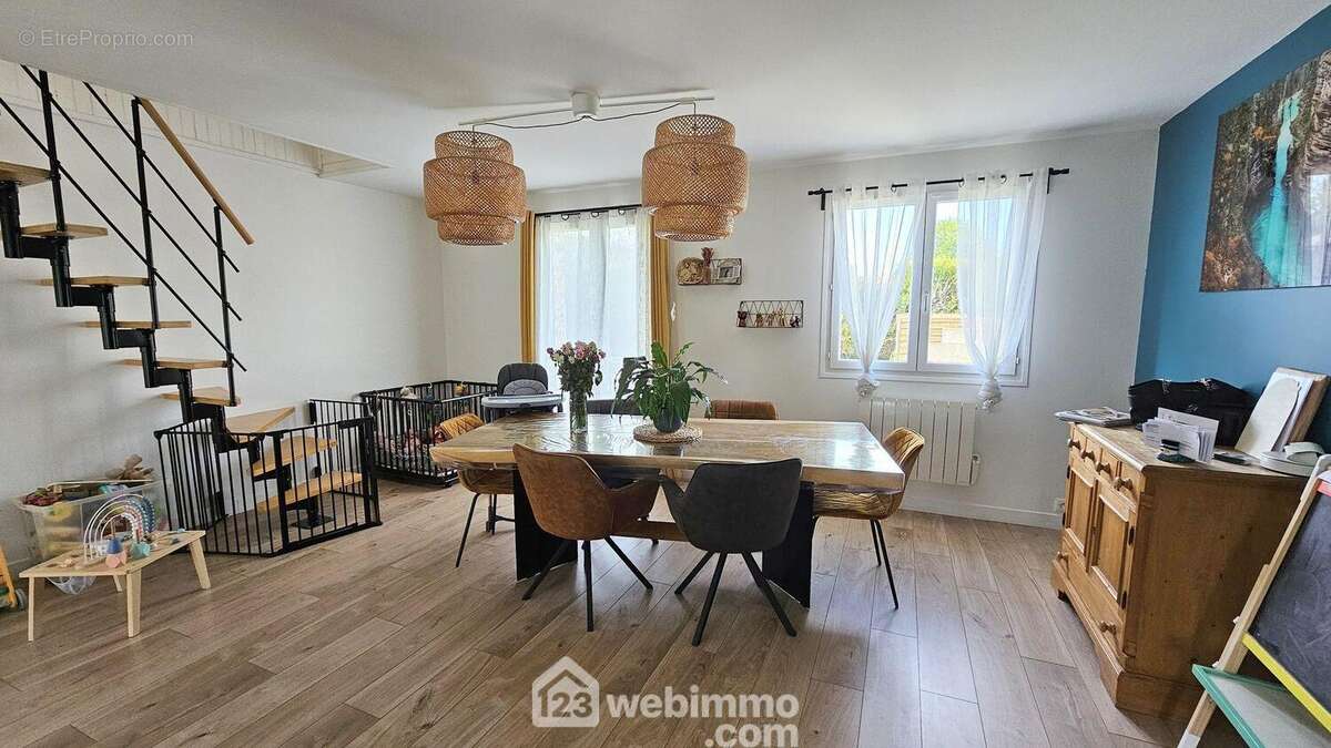 Une autre vue de l'espace salle à manger. - Maison à MALESHERBES