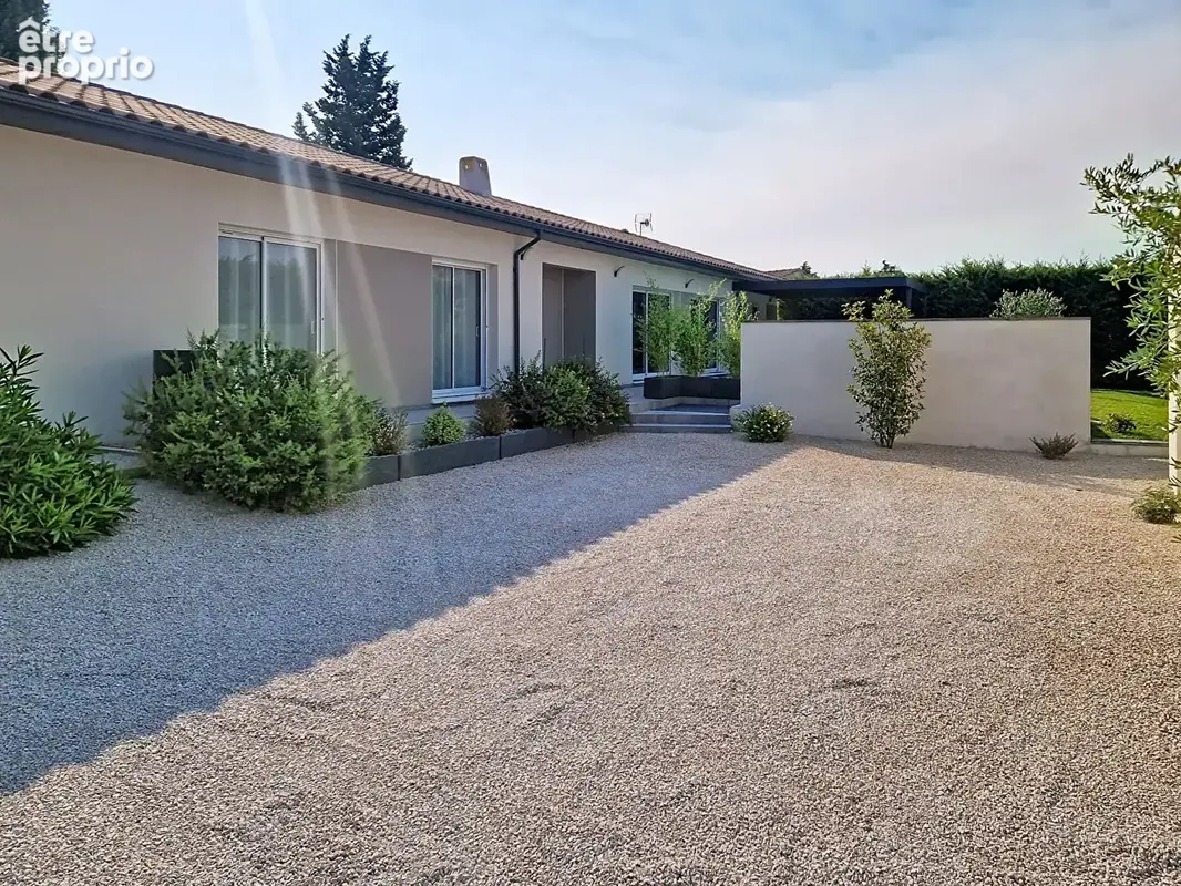 Maison Pujaut 6 pièce(s) 203 m2 habitables plus garage sur une parcelle de 1022 m² avec piscine. - photo 9