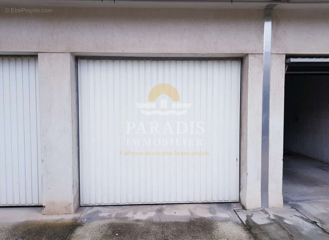 Vue porte - ouverture mécanique L212cm x H194 cm - Parking à NICE