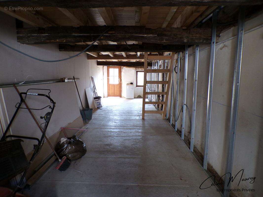 Maison mitoyenne à rénover - Fort potentiel - Terrain de 670 m2 - photo 5