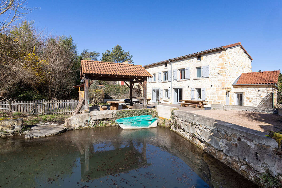 Maison à VIC-LE-COMTE