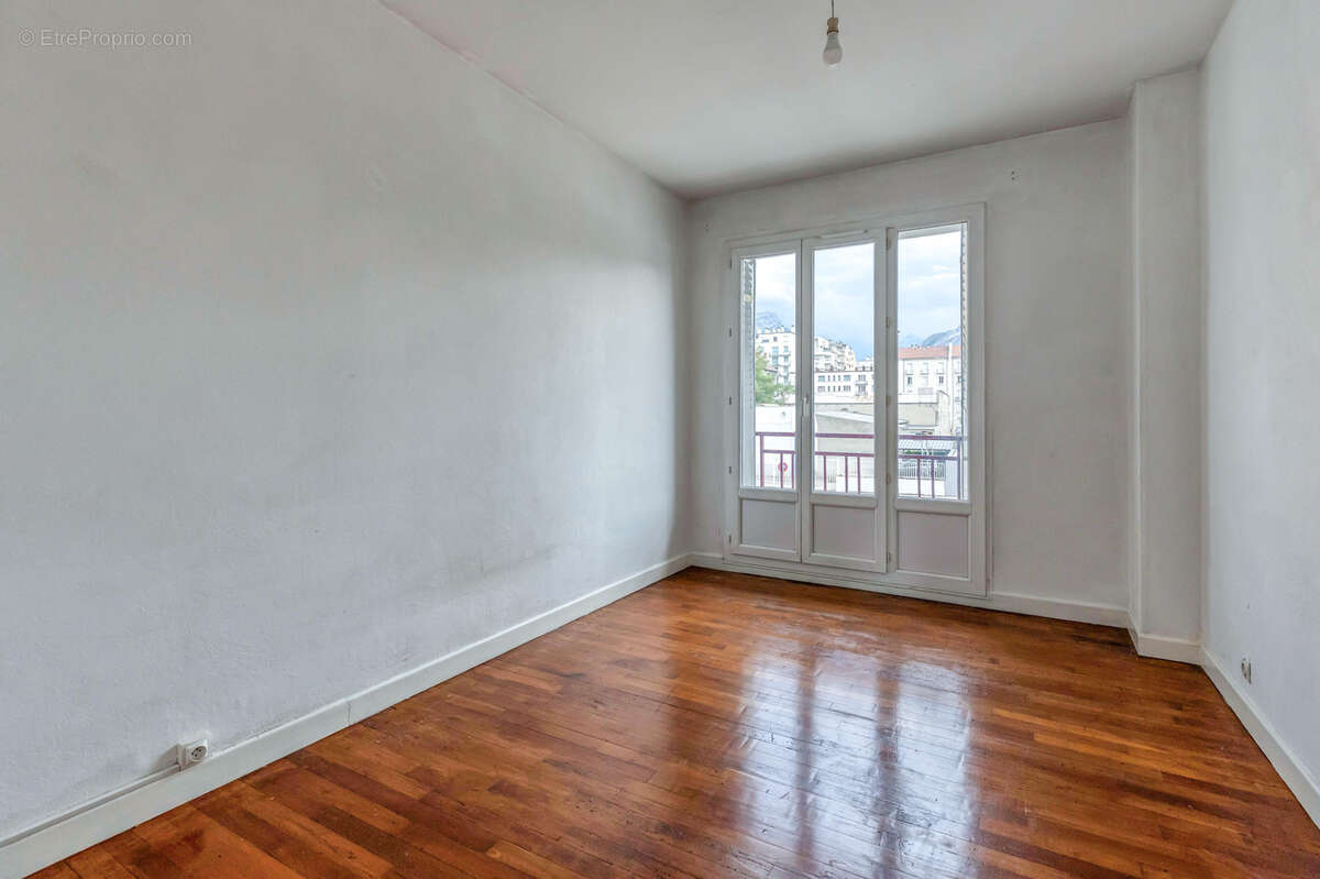 Rue des Alliés - Lumineux T3 de 61.03m2 traversant avec balcon - vue sur la Bastille - photo 12