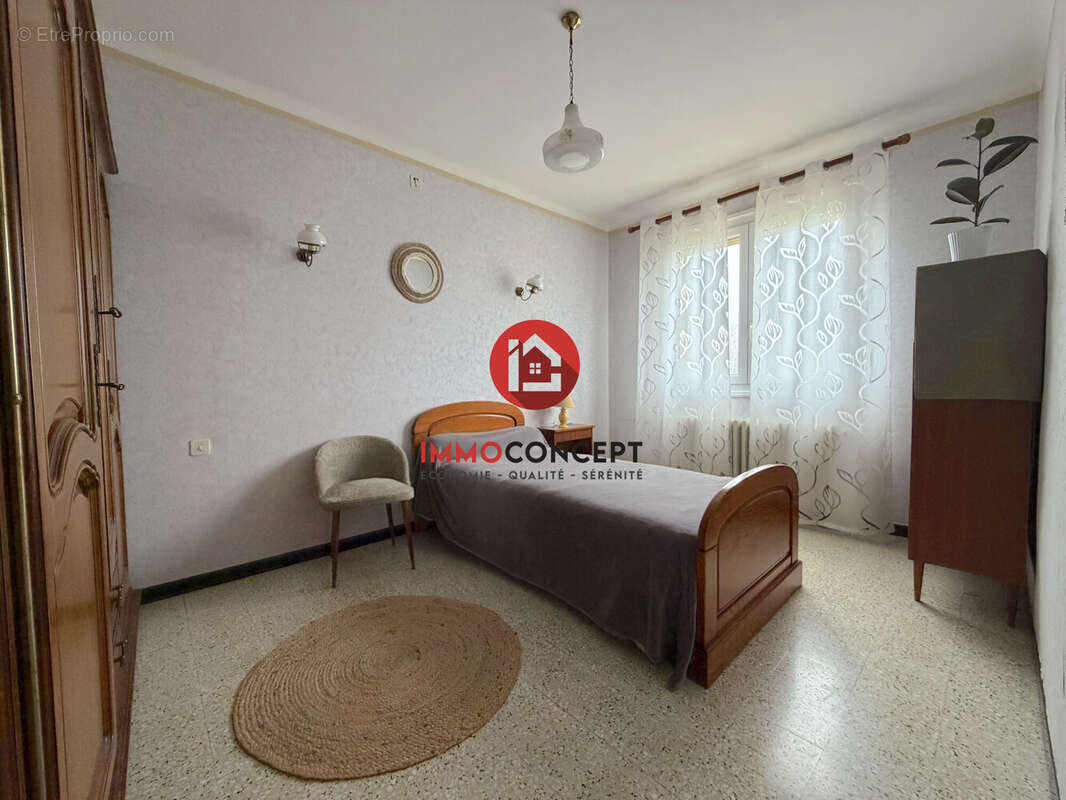 Maison à LAUDUN-L'ARDOISE