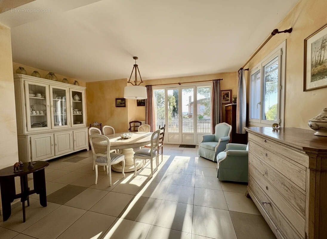 Proche du Brusc - Grande villa provençale vue mer divisée en plusieurs appartements - photo 11