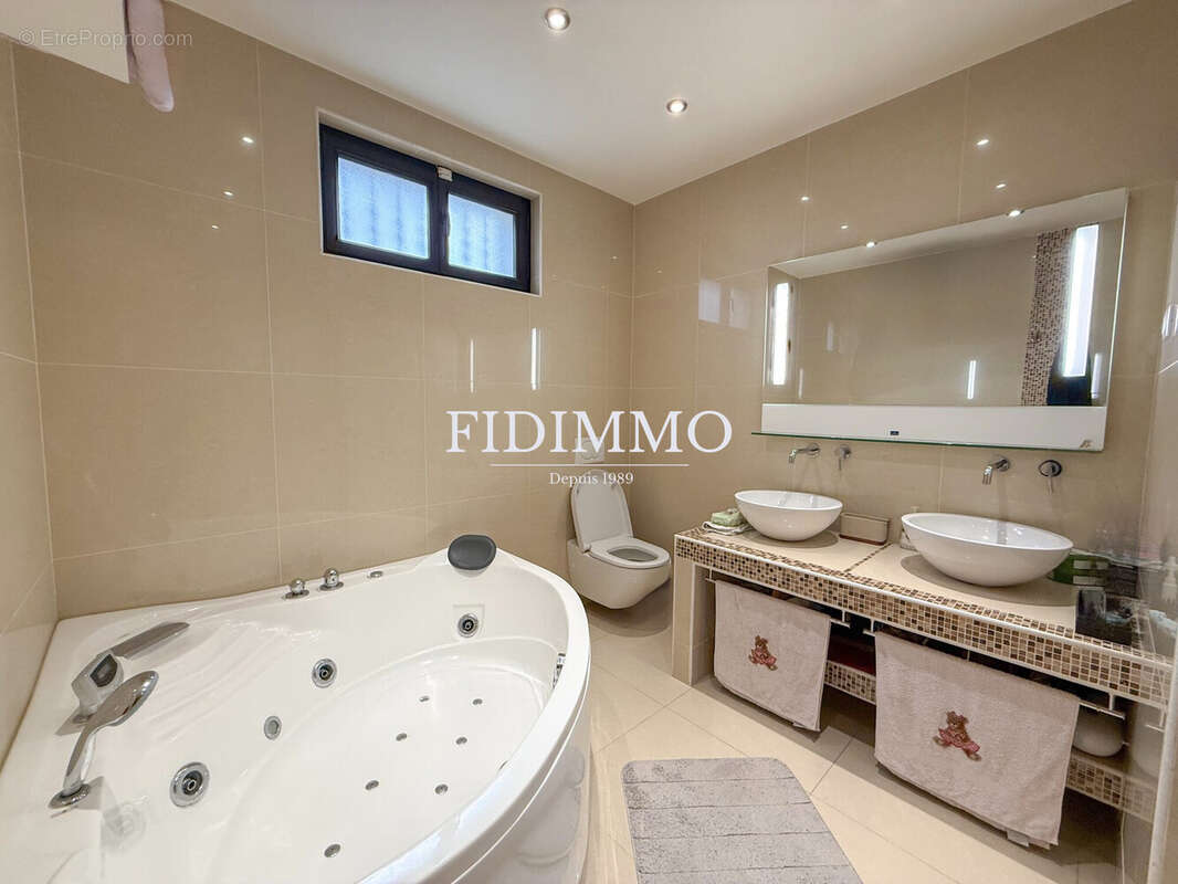 Maison à CHENNEVIERES-SUR-MARNE