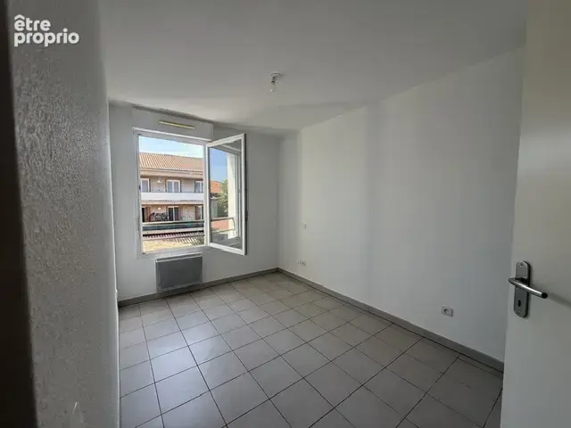 T3 60 m2 avec terrasse, garage et parking - photo 3