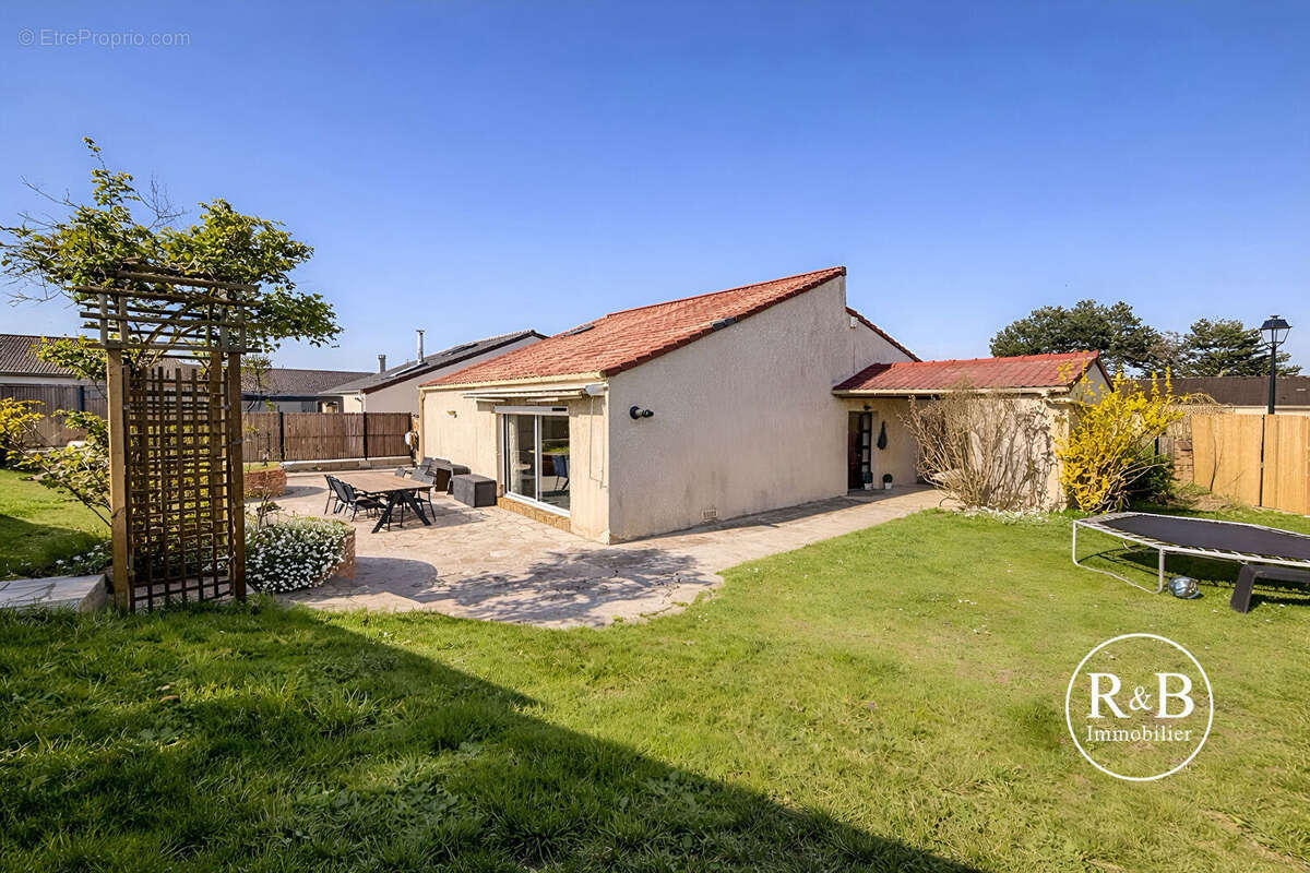 Maison à LES CLAYES-SOUS-BOIS