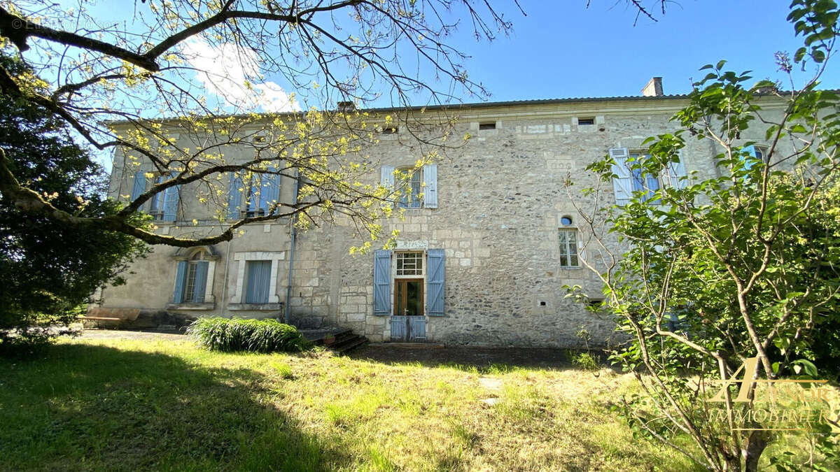 Demeure seigneuriale à la campagne, entre Angoulême et Brantôme - photo 14