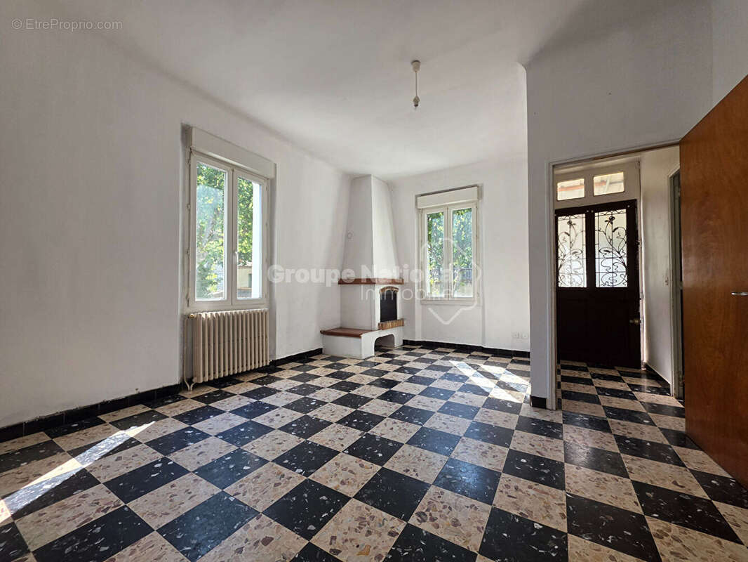 Maison de ville - Potentiel, grands garages et cour - photo 5