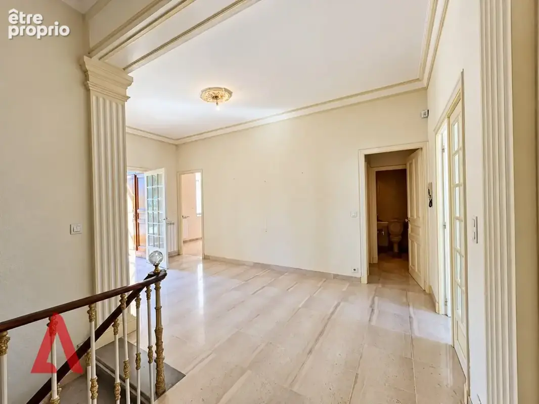 Élégante maison de caractère de 300 m²  Beaux volumes  Belle hauteur sous plafond - photo 6