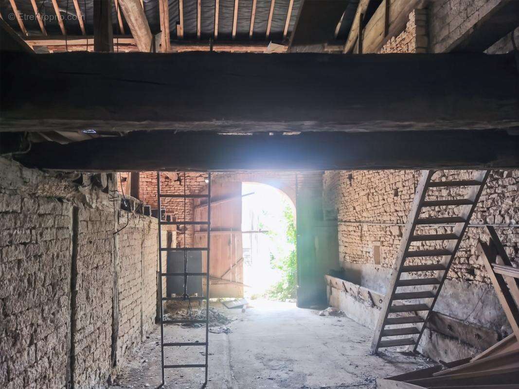 Maison à rénover avec un fort potentiel - photo 5