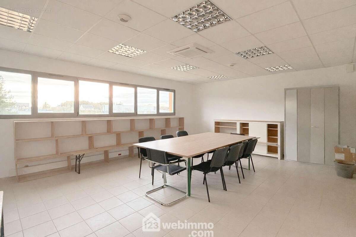 A l'étage une salle de réunion distribue... - Commerce à BAUGE