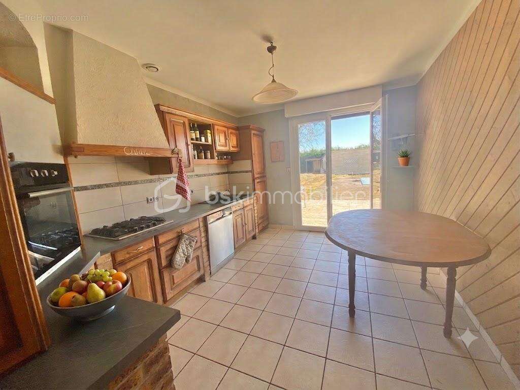 Maison familiale de 112 m² sur terrain constructible de 1 756 m² avec piscine et hangar - photo 4