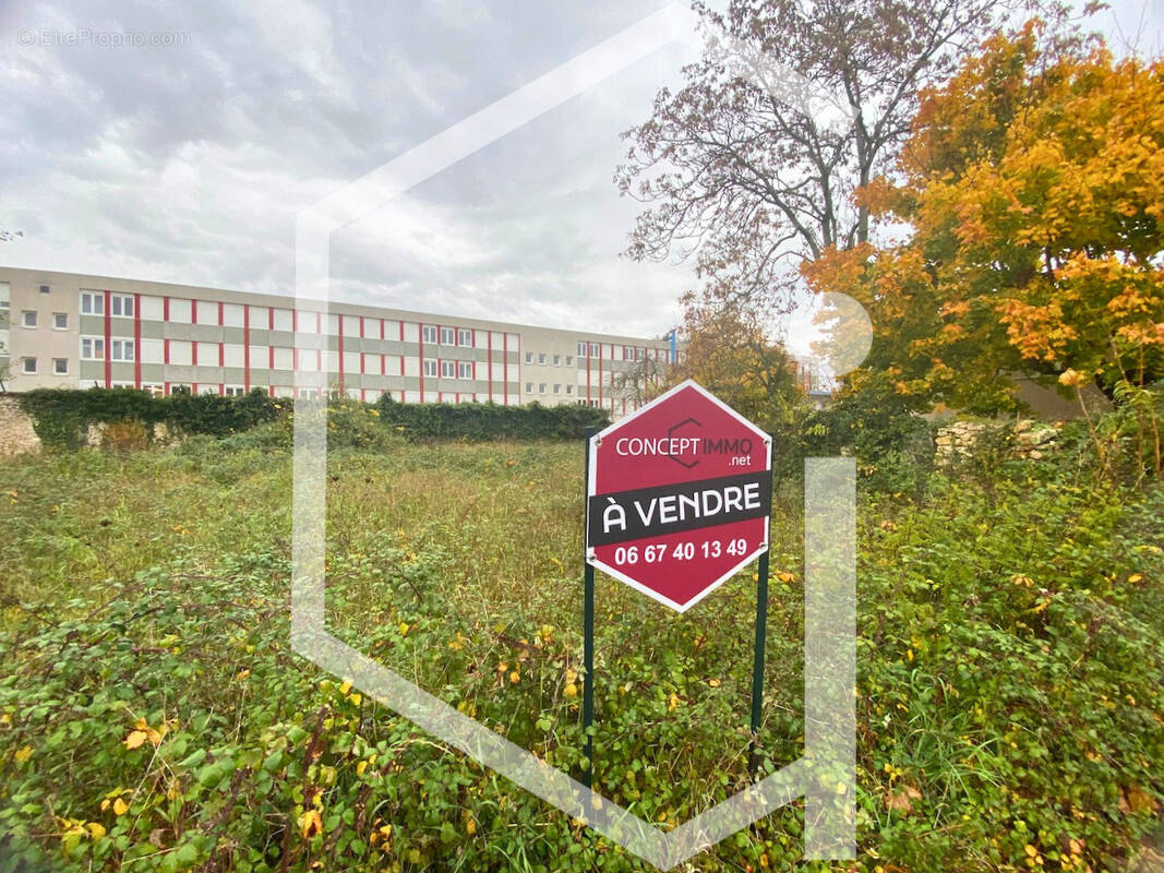 Terrain à COSNE-COURS-SUR-LOIRE