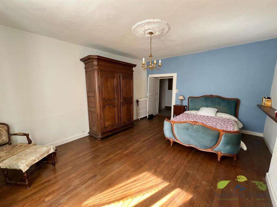 Maison à SAINT-LEONARD-DE-NOBLAT