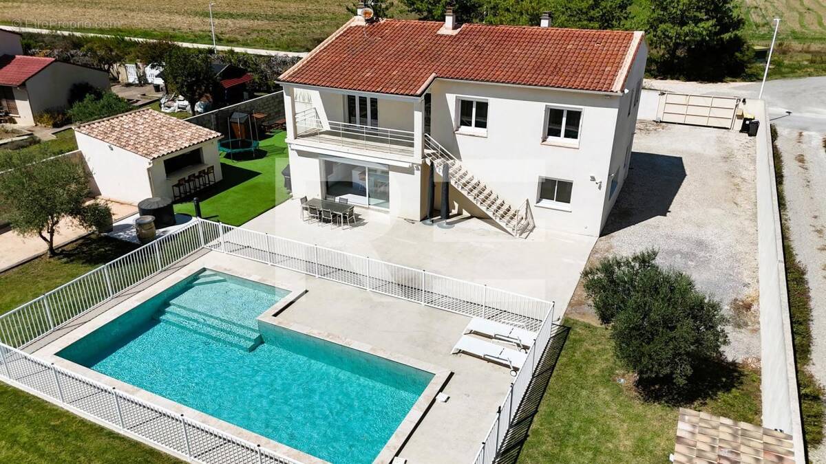 Maison à SAINT-CHAPTES