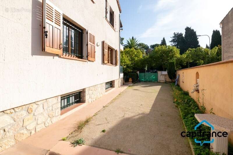 Sanary Port à pied/  Appartement en RDC de 114 m2,  S/Sol de 187 m2  et terrain 318 m2 /garage. 10mn du port - photo 7