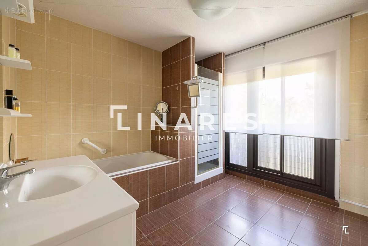 Appartement à MARSEILLE-4E