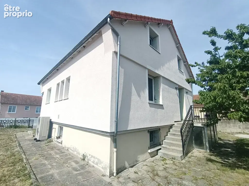 Maison avec garage et petit terrain - photo 2
