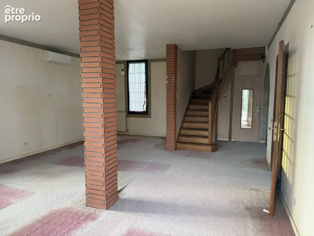 Maison avec dépendance, double garage et terrain arboré de 1 700 m2 - photo 2