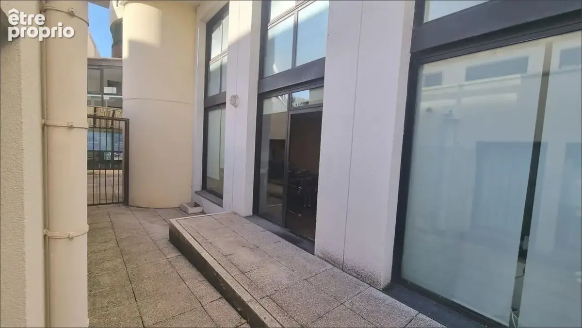 Locaux professionnels ou commerciaux de 213 m² à Nîmes - photo 3