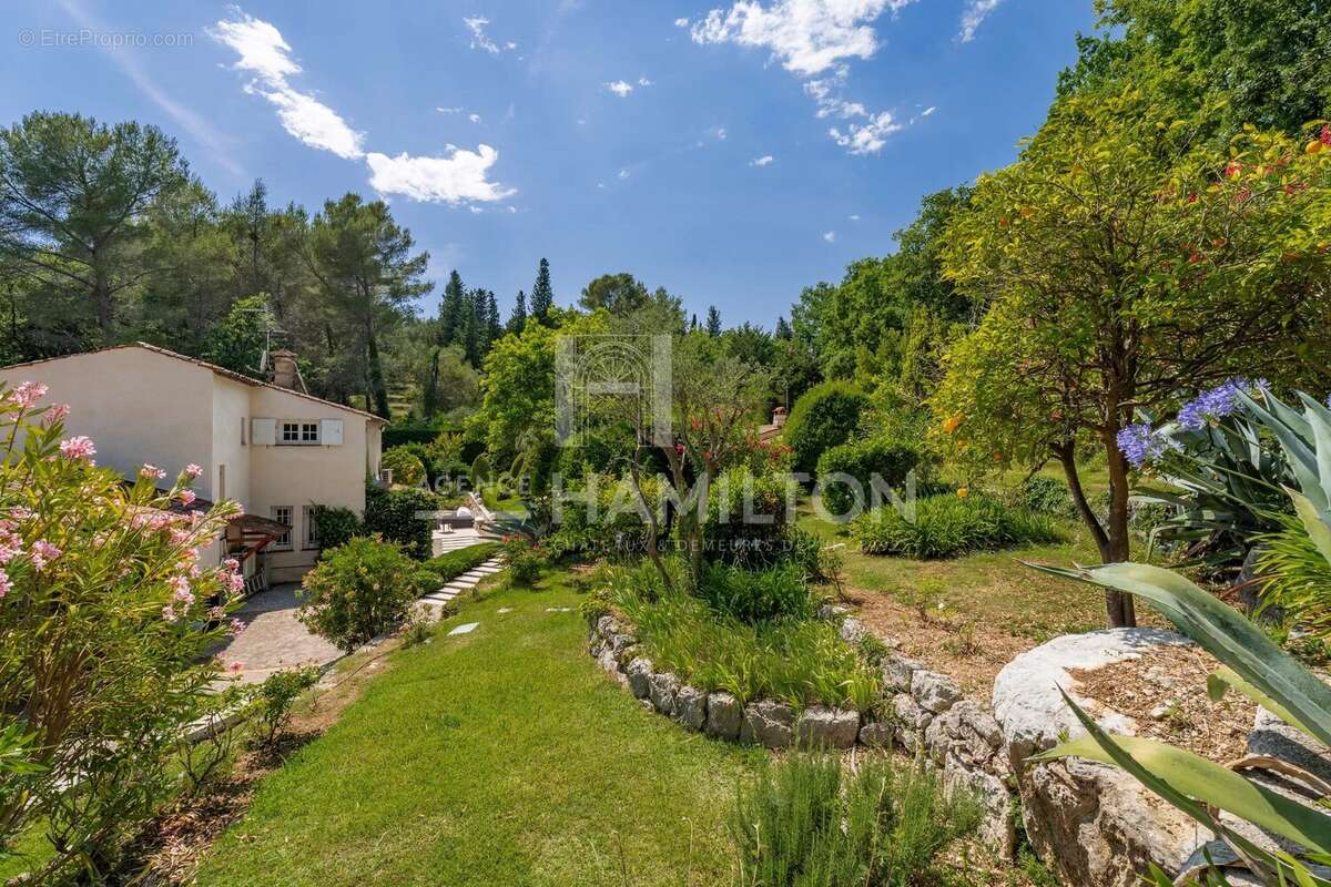 Maison à CHATEAUNEUF-GRASSE