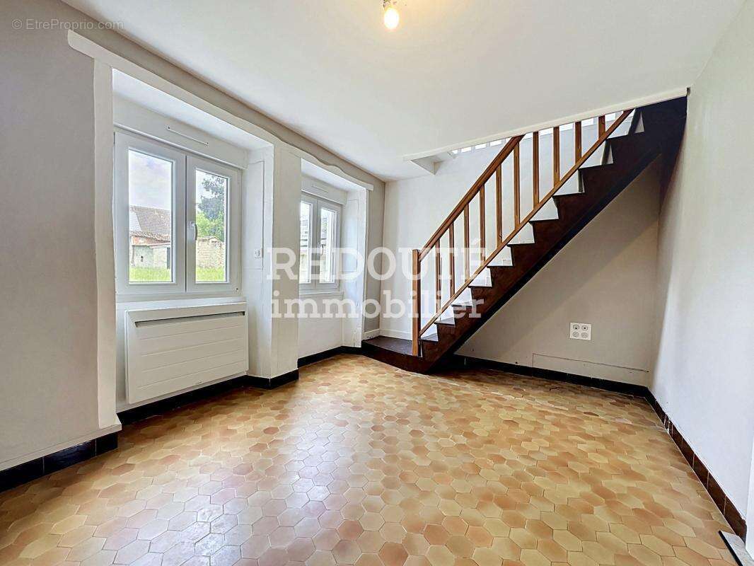 Les mesneux- maison de type 5 avec jardin et garage - photo 8